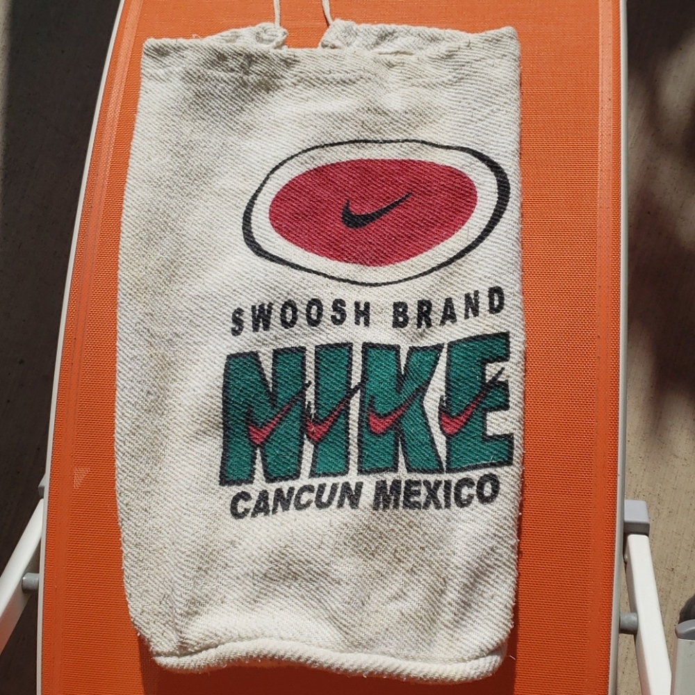 Vintage Nike SWOOSH Drawstring Barrel Gym Bag